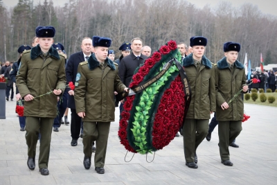 Делегация транспортного ведомства во главе с министром Алексеем Ляхновичем приняла участие в торжественной церемонии возложения цветов в мемориальном комплексе «Хатынь»