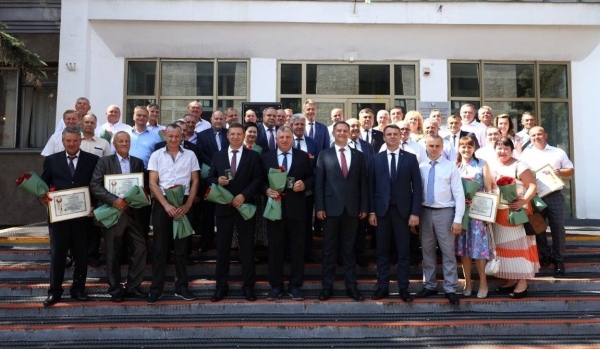 The Ministry of Transport held an award ceremony for the best road workers