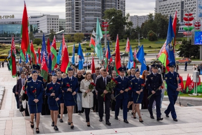 ФОТОФАКТ: курсанты БГАА возложили цветы к обелиску «Минск — город-герой» в День города