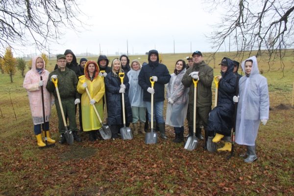 В день республиканского субботника коллектив Минтранса провел озеленение территории возле мемориального комплекса «Курган славы»