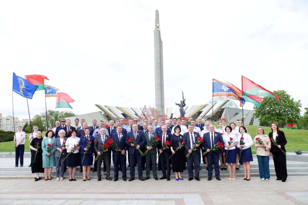 On the eve of Victory Day, railway employees laid flowers at the "Minsk – Hero City" stele