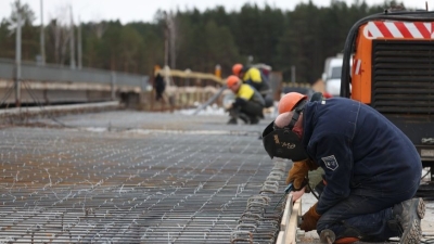 Готовность реконструируемого автомобильного моста через реку Вилия в Минской области — около 80%