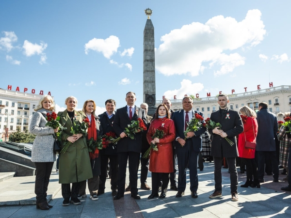A delegation from the Ministry of Transport, led by Alexei Lyakhnovich, laid flowers at the Victory Monument and the Eternal Flame in Minsk, honoring the memory of the heroes of the Great Patriotic War on the 80th anniversary of Victory Day