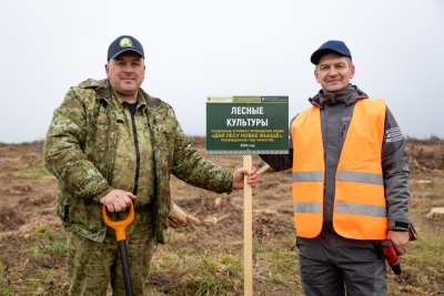 Работники центрального аппарата Минтранса во главе с министром Алексеем Ляхновичем приняли участие в республиканской акции «Дай лесу новае жыццё!»