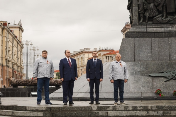 "The Road of Life. The Road of Courage. The Road of Victory." Belarusian and Russian road engineers laid flowers at the Eternal Flame at the Victory Monument in Minsk