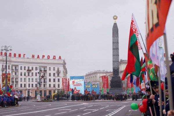 Minister of Transport and Communications Alexey Lyakhnovich took part in the ceremony of laying wreaths and flowers at the Victory Monument