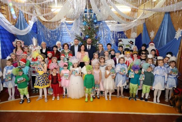 Наталья Александрович поздравила с наступающими новогодними праздниками воспитанников Чурленской средней школы в Вилейском районе