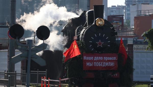 В местах демонстрации экспозиции передвижного музея «Поезд Победы» будет установлен паровоз серии «Э», стилизованный под локомотив, который в 1945 году доставил поезд с солдатами-победителями из Берлина в Москву
