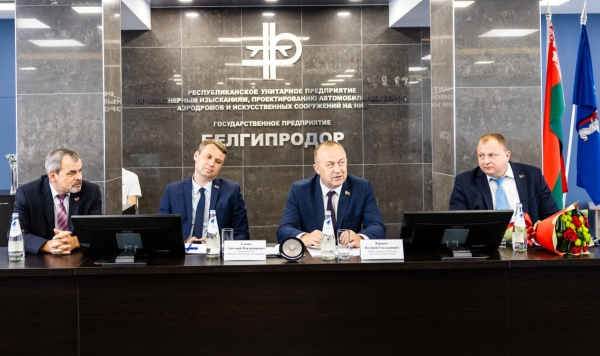 Первый заместитель министра транспорта и коммуникаций Валерий Веренич представил коллективу Белгипродора нового руководителя